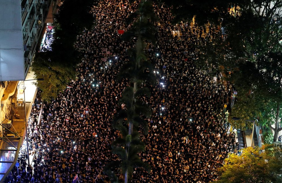 Masivní protest v Hongkongu požadoval odstoupení jeho správkyně (16. 6. 2019)