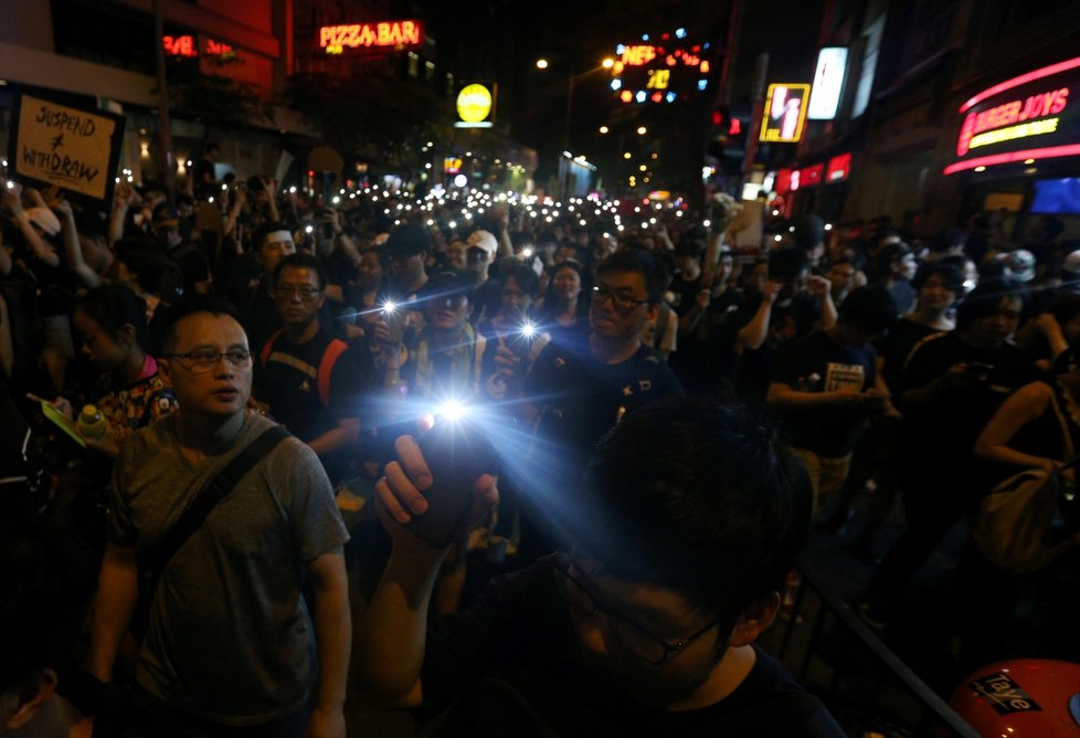 Masivní protest v Hongkongu požadoval odstoupení jeho správkyně (16. 6. 2019)