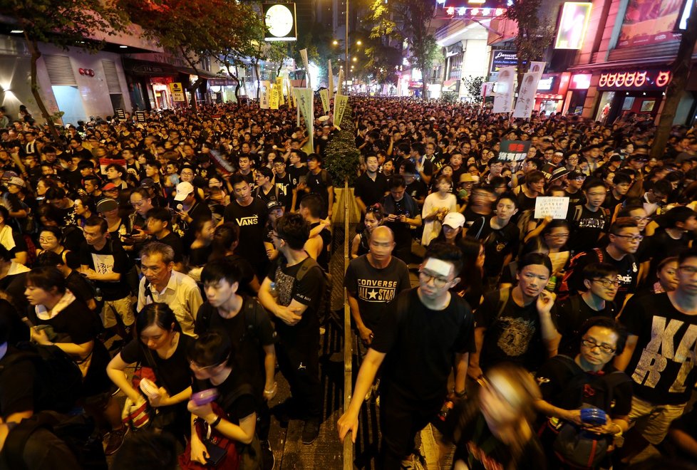 Masivní protest v Hongkongu požadoval odstoupení jeho správkyně (16. 6. 2019)