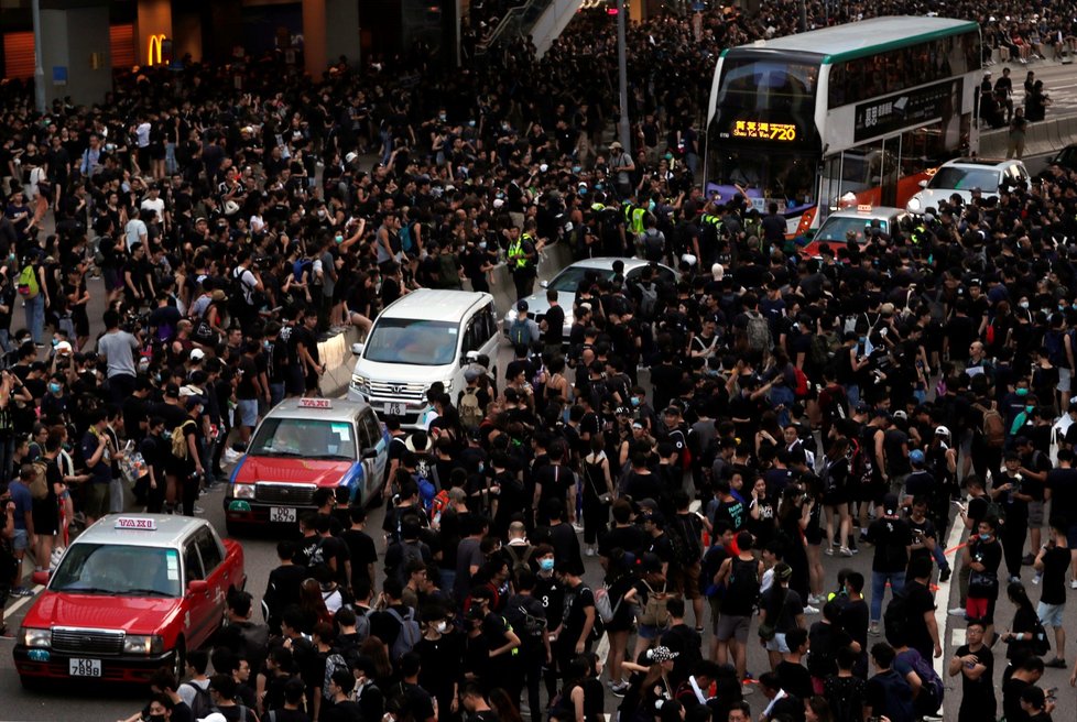 Masivní protest v Hongkongu požadoval odstoupení jeho správkyně (16. 6. 2019)