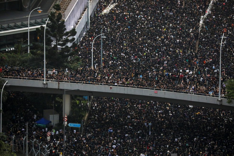 Masivní protest v Hongkongu požadoval odstoupení jeho správkyně (16. 6. 2019)