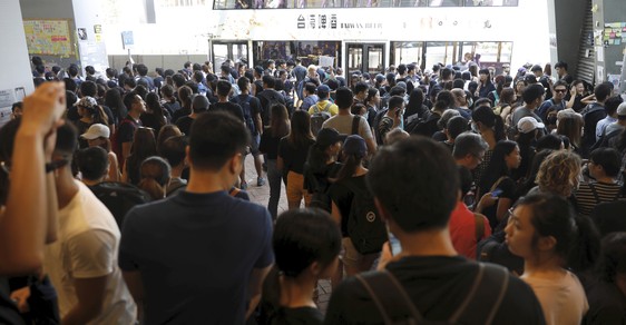Hongkongské letiště kvůli demonstracím pro dnešek zrušilo všechny lety 