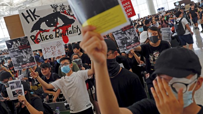 Hongkongské letiště v reakci na poklidné protesty zrušilo 12. srpna všechny ještě neodbavené lety.