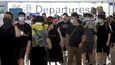 Hongkongské letiště zrušilo po zbytek pondělního dne všechny lety. V odletových halách už několik dní probíhají poklidné protesty.