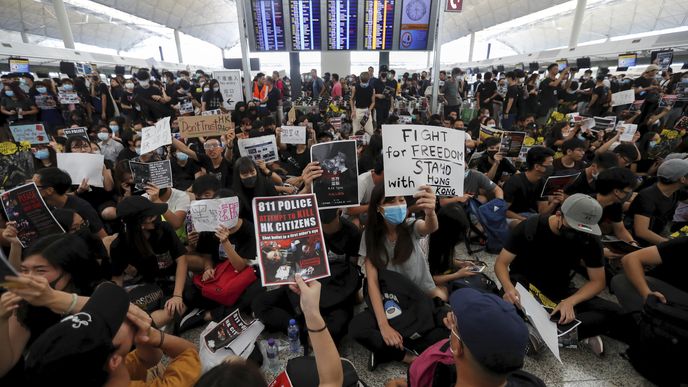 Hongkongské letiště zrušilo po zbytek pondělního dne všechny lety. V odletových halách už několik dní probíhají poklidné protesty.