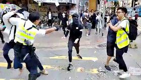 Policie postřelila protestujícího v Hongkongu, jímž zmítá chaos.