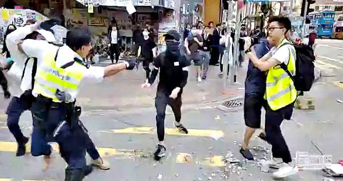 Policie postřelila protestujícího v Hongkongu, jímž zmítá chaos.