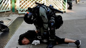 Policie postřelila protestujícího v Hongkongu, jímž zmítá chaos.