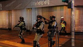 Policie postřelila protestujícího v Hongkongu, jímž zmítá chaos.