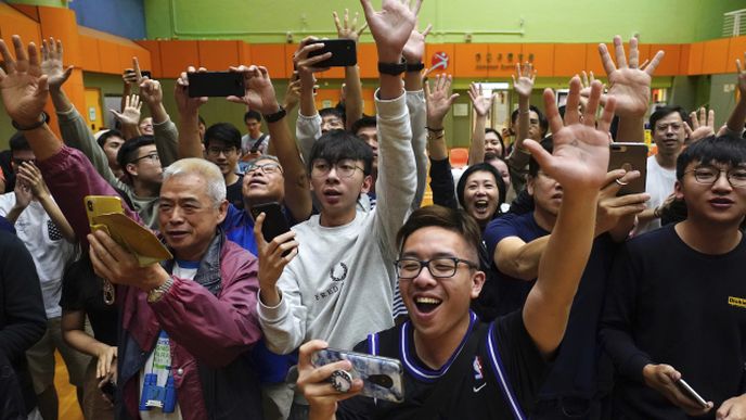 Hongkongské volby: Prodemokratičtí kandidáti zatím výrazně vedou
