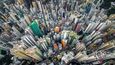Pohled z dronu na Hongkong, jedno z nejhustěji obydlených míst světa