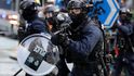 Protesty v Hongkongu - typická výzbroj pořádkové policie
