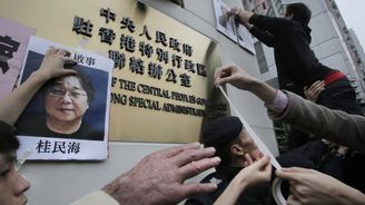 Navzdory slibům Čína zavádí estébácké metody i v Hongkongu: kritickému knihkupectví zmizelo už pět lidí