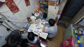 Odvrácená tvář Hongkongu: Chudí lidé obývají kóje velikosti našich sklepů