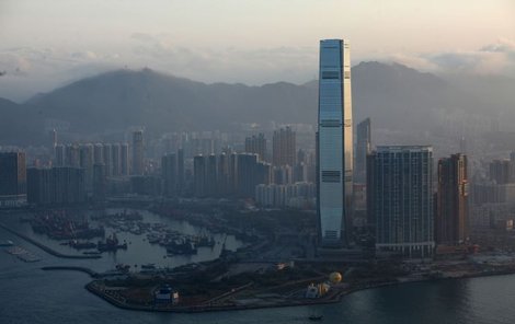 Nejvyšší hotel světa Ritz Carlton v Hongkongu nabízí ubytování 490 metrů nad zemí.