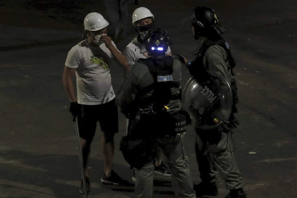 Útočníci v bílém hovoří s policií (22.7.2019)