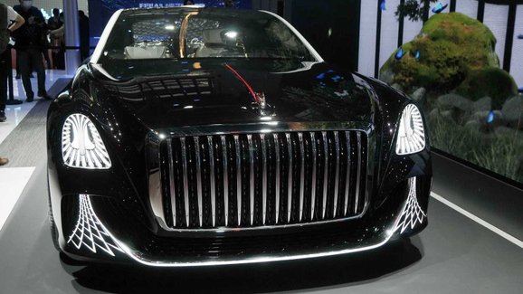 Hongqi L-Concept je studie opulentní třímístné limuzíny. Nemá volant, zato dostala lustr