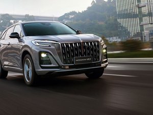 Hongqi přiváží do Německa dvě nová SUV. Jedno se od české verze výrazně liší, druhé téměř vůbec