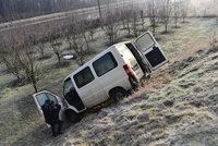 Divoká policejní honička: Kradená dodávka skončila ve srázu, řidič utekl