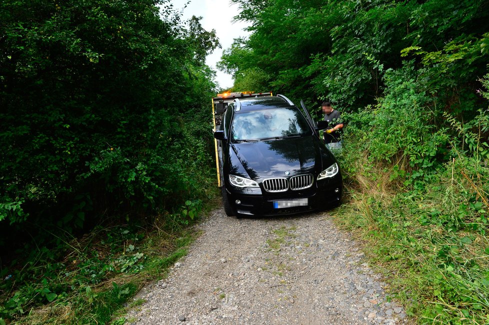 Řidič auto nechal na lesní cestě u Hořovic, vběhl ale přímo do cesty psovodovi