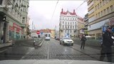 VIDEO: Zběsilá honička pražským centrem. Řidič (40) málem přejel chodkyni, strážníci na něj tasili zbraně