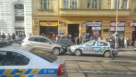 Ujíždějícího řidiče zastavil až policejní zátaras.