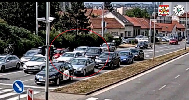 Drama na jedné z brněnských křižovatek. Řidič stříbrného BMW uvízl na semaforu, spolujezdec z tmavého SUV, hned otevíral dveře a vybíhal ven.
