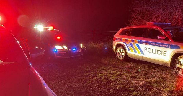 Novoroční honička na Pražském okruhu: Řidič nechal vůz v polích, pátrá po něm vrtulník
