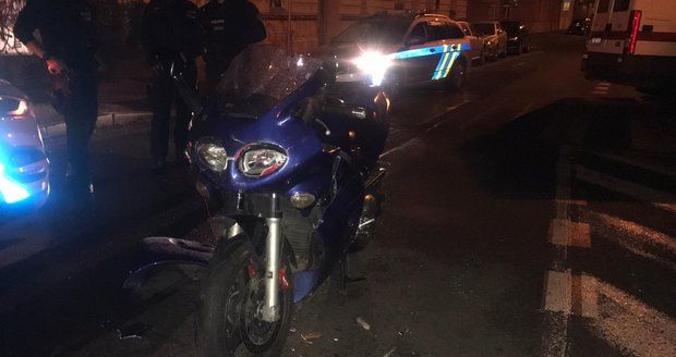 Pražští policisté dopadli zdrgovaného řidiče, který jel na kradené motorce - a ještě přitom s vysloveným zákazem řízení.