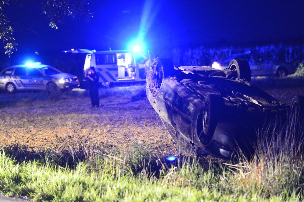 Policisté pronásledovali v pátek večer řidiče Audi A8.
