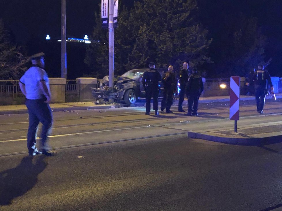 V noci ze soboty na neděli se pražské ulice změnily v dějiště dopravní honičky. Řidič odcizeného vozidla se snažil ujet hlídce strážníků, přičemž na Bubenském nábřeží narazil do sloupu.