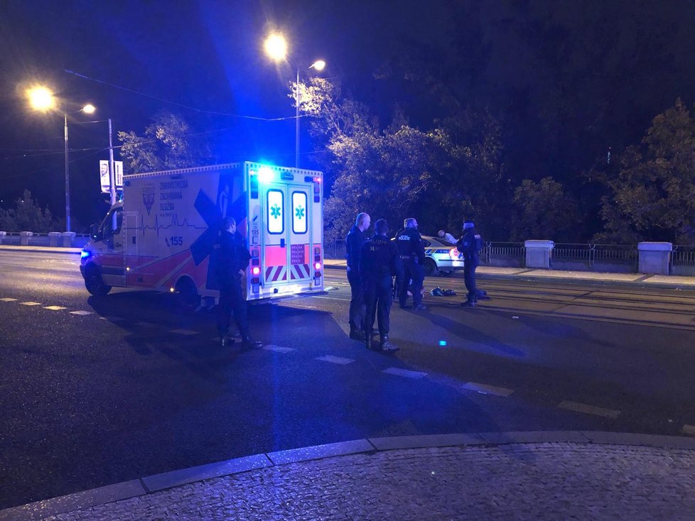 V noci ze soboty na neděli se pražské ulice změnily v dějiště dopravní honičky. Řidič odcizeného vozidla se snažil ujet hlídce strážníků, přičemž na Bubenském nábřeží narazil do sloupu.