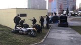 VIDEO: Policejní honička v Praze: Motorkář ujížděl, vyboural se a nakonec se snažil marně utéct