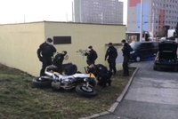 VIDEO: Policejní honička v Praze: Motorkář ujížděl, vyboural se a nakonec se snažil marně utéct