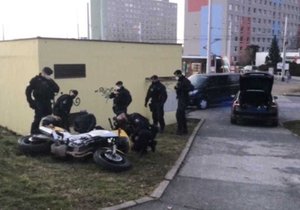 Motorkář ujížděl před policisty, chytili ho v Řepích poté, co se vyboural. (1.března 2021)