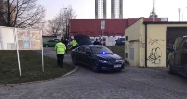 Motorkář ujížděl před policisty, chytili ho v Řepích poté, co se vyboural. (1.března 2021)