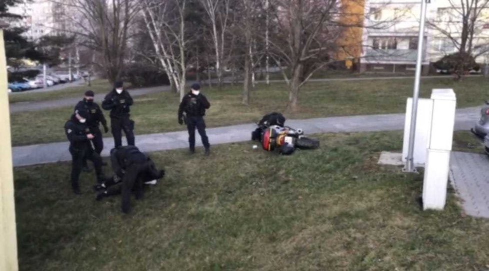 Motorkář ujížděl před policisty, chytili ho v Řepích poté, co se vyboural. (1.března 2021)