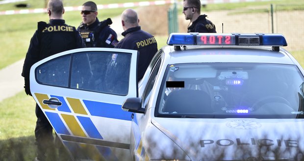 Drama na Uherskohradišťsku: Muž (59) bodl policistu do hrudníku!