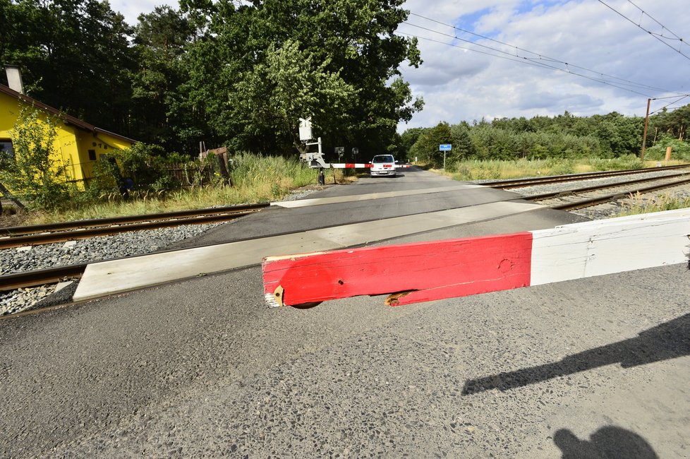Řidič při honičce zlomil závoru na přejezdu ve Staré Boleslavi