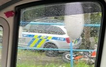 Přes Bystřici na Třinecku se vekou rychlostí řítil motorkář. V patách mu byla policie. Honička skončila na cyklostezce. Zde všichni účastníci honičky havarovali.