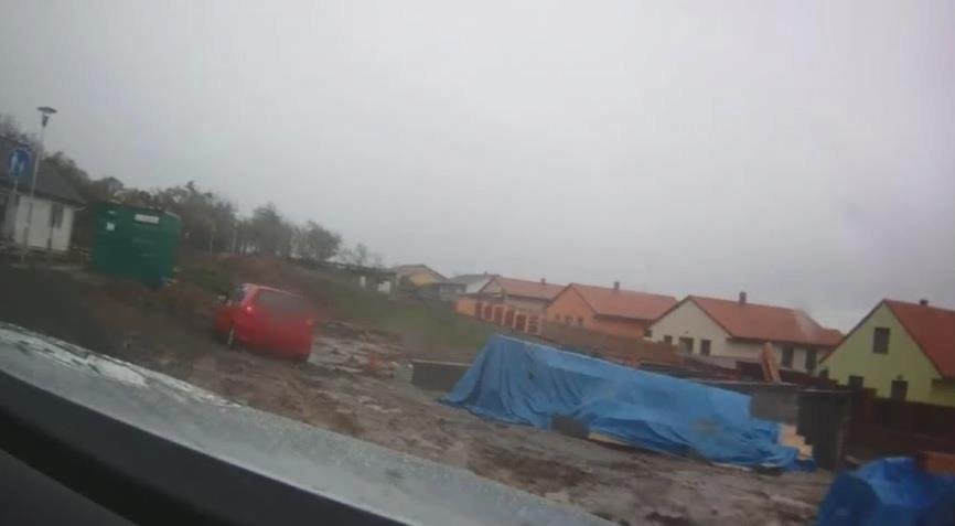 Honička silničního piráta (70) s policií skončila v blátě na staveništi v Neslovicích.