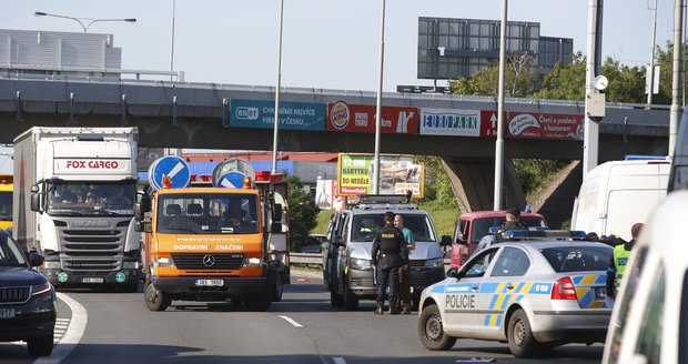 VIDEO: Šílence za volantem zastavily až výstřely! Řítil se v protisměru po Jižní spojce v kradeném mercedesu