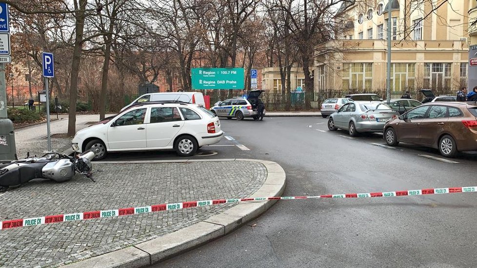 Pražští policisté pronásledovali muže v kradeném autě.