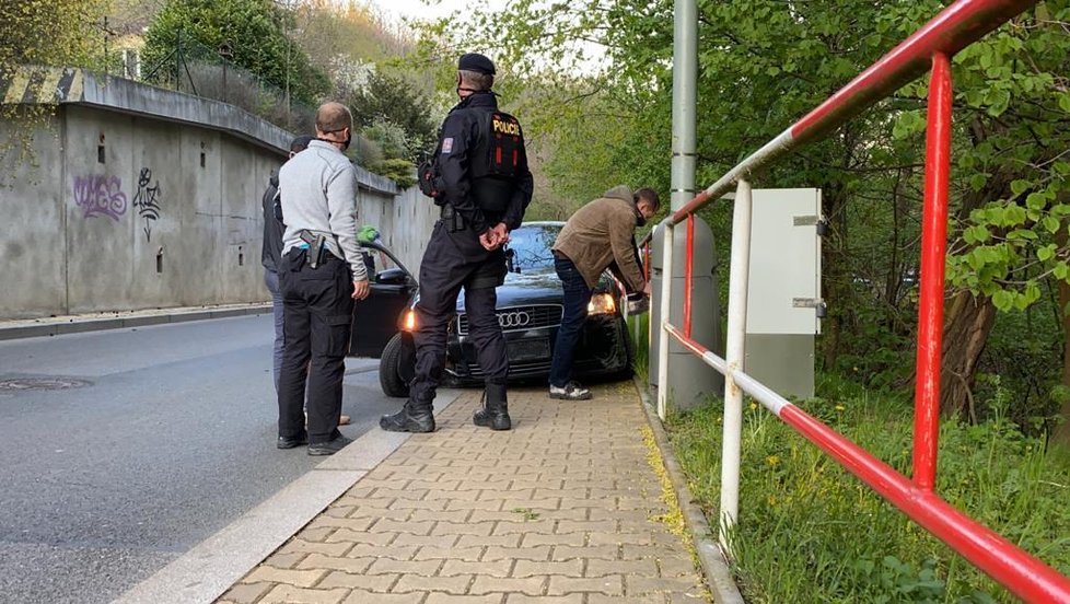 V městské části Praha-Lysolaje zadržela pražská policie muže. Ten začal ujíždět, když se ho snažili zastavit.