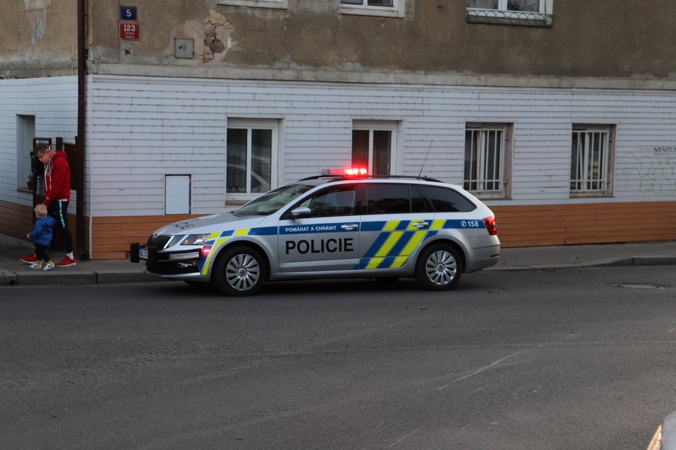 Policisté v Lysolajích zadrželi zběsilého řidiče. Ujížděl jim, nakonec jim chtěl utéct.