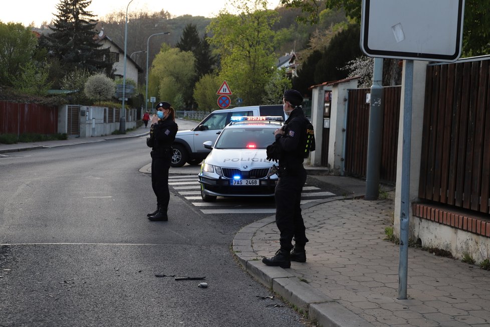 Policisté v Lysolajích zadrželi zběsilého řidiče. Ujížděl jim, nakonec jim chtěl utéct.