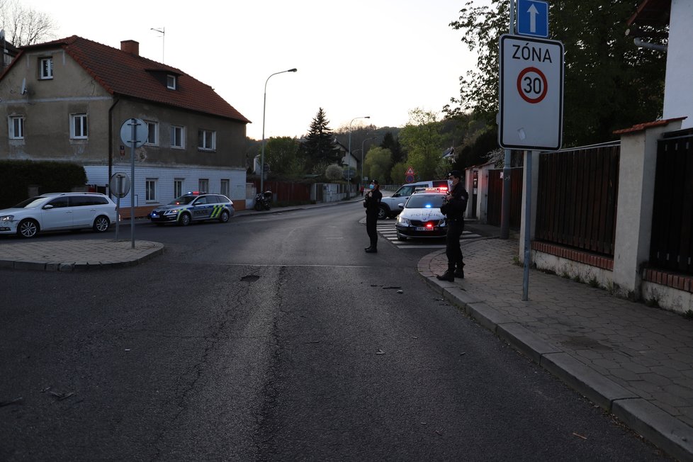 Policisté v Lysolajích zadrželi zběsilého řidiče. Ujížděl jim, nakonec jim chtěl utéct.