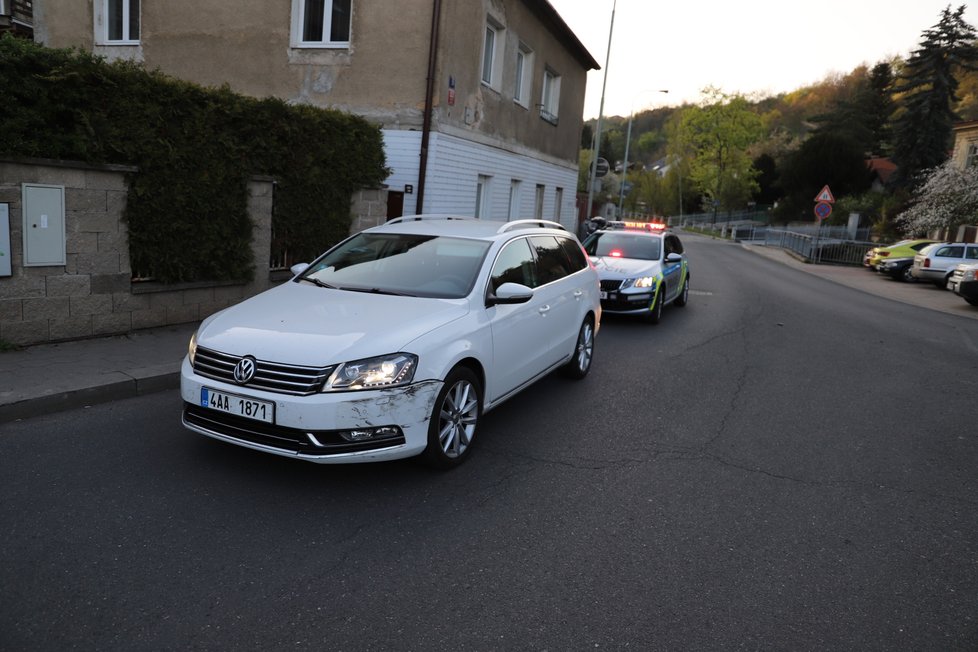 Policisté v Lysolajích zadrželi zběsilého řidiče. Ujížděl jim, nakonec jim chtěl utéct.