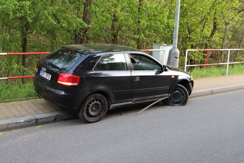 Policisté v Lysolajích zadrželi zběsilého řidiče. Ujížděl jim, nakonec jim chtěl utéct.