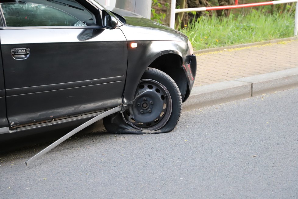 Policisté v Lysolajích zadrželi zběsilého řidiče. Ujížděl jim, nakonec jim chtěl utéct.